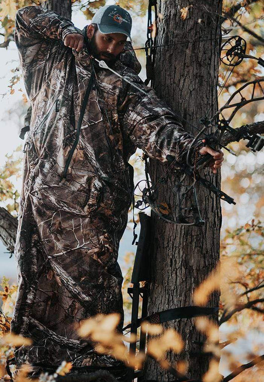 WOM XT Hunting Suit in Realtree Extra in treestand with bow for archery | Insulated Hunting Clothes | Traps Body Heat